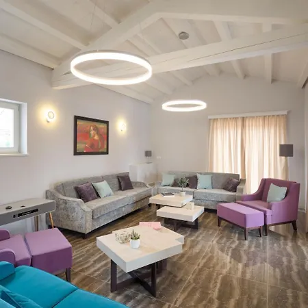 Luxurious In Svetvincenat With Heated Swimming Pool Villa Režanci