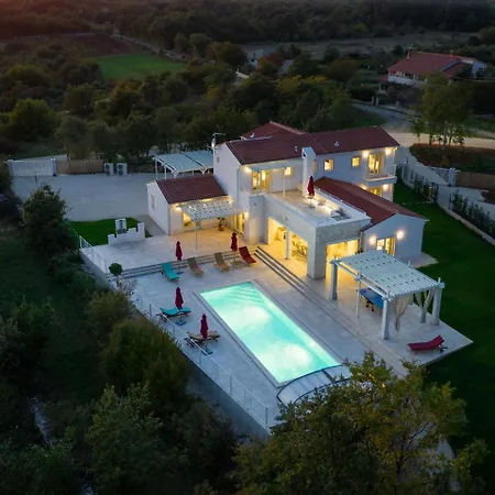 Luxurious In Svetvincenat With Heated Swimming Pool Villa *