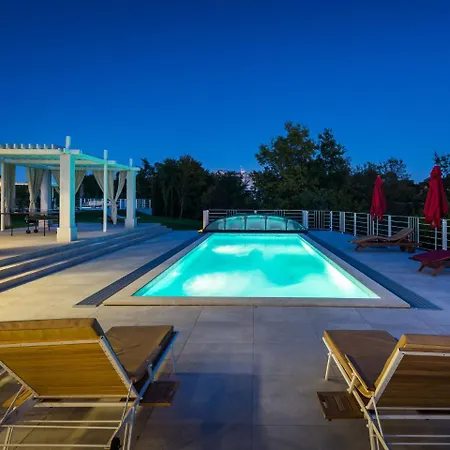 Luxurious In Svetvincenat With Heated Swimming Pool Villa Režanci