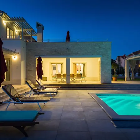 Luxurious In Svetvincenat With Heated Swimming Pool Villa Režanci