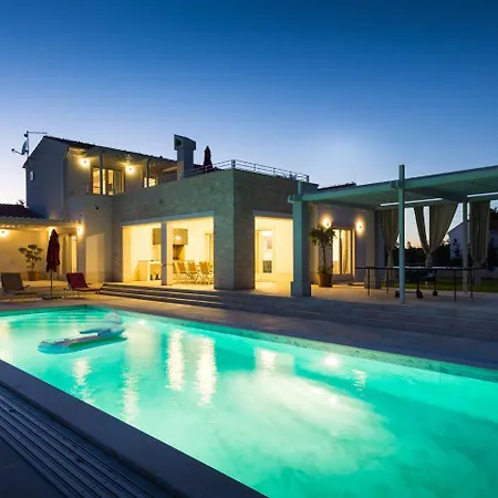 Luxurious In Svetvincenat With Heated Swimming Pool Vila *